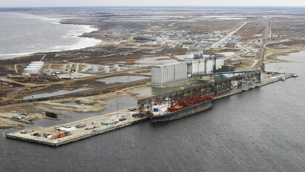 Vue aérienne d'un bateau devant le port de Churchill.