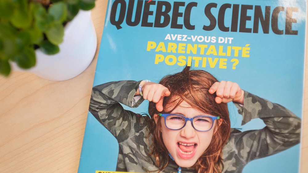 Le numéro du magazine déposé sur une table.