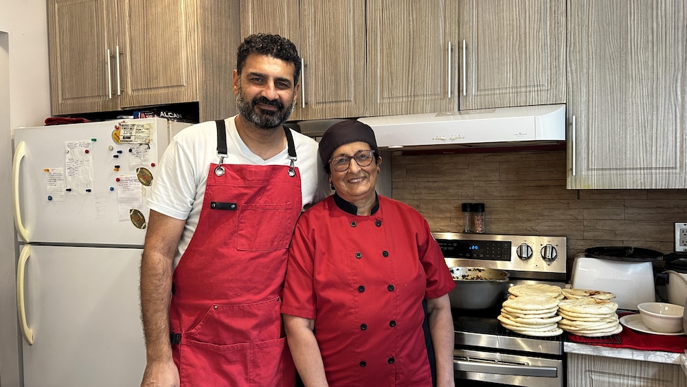 Un homme et une femme dans une cuisine.