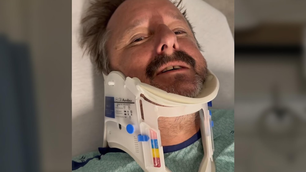 Rémi-Pierre Paquin Un homme en jaquette d'hôpital avec un collet cervical.