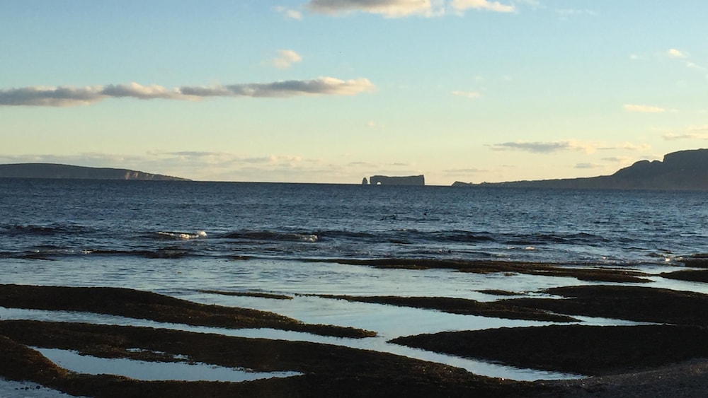 Le littoral et le Rocher Percé au loin.
