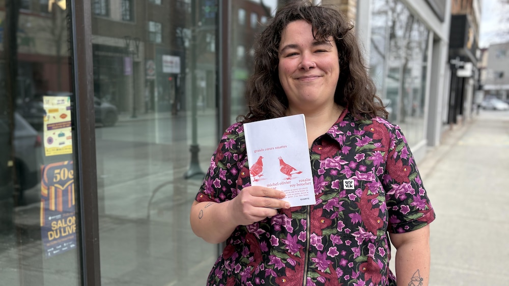 Rosalie Roy-Boucher montre son nouveau livre.