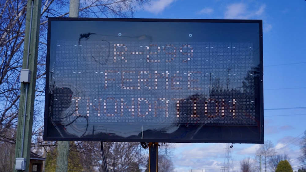 Un panneau numérique annonce la fermeture de la route.