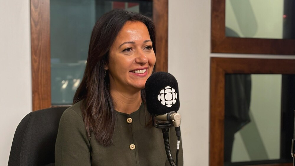 Ruba Ghazal en entrevue dans le studio de Radio-Canada, à Rouyn-Noranda.
