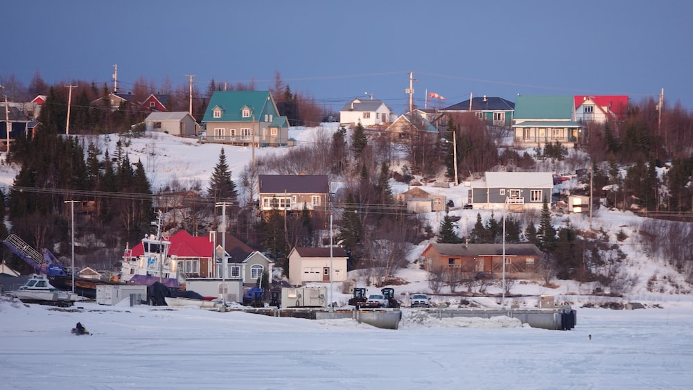 Un village dans les rayons de soleil.