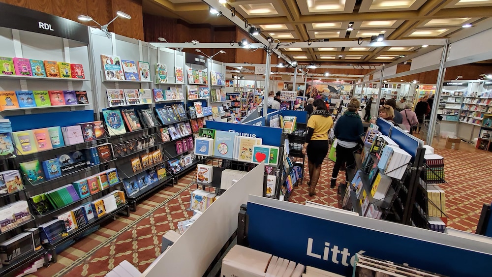 étalages de livres avec des gens qui bouquinent
