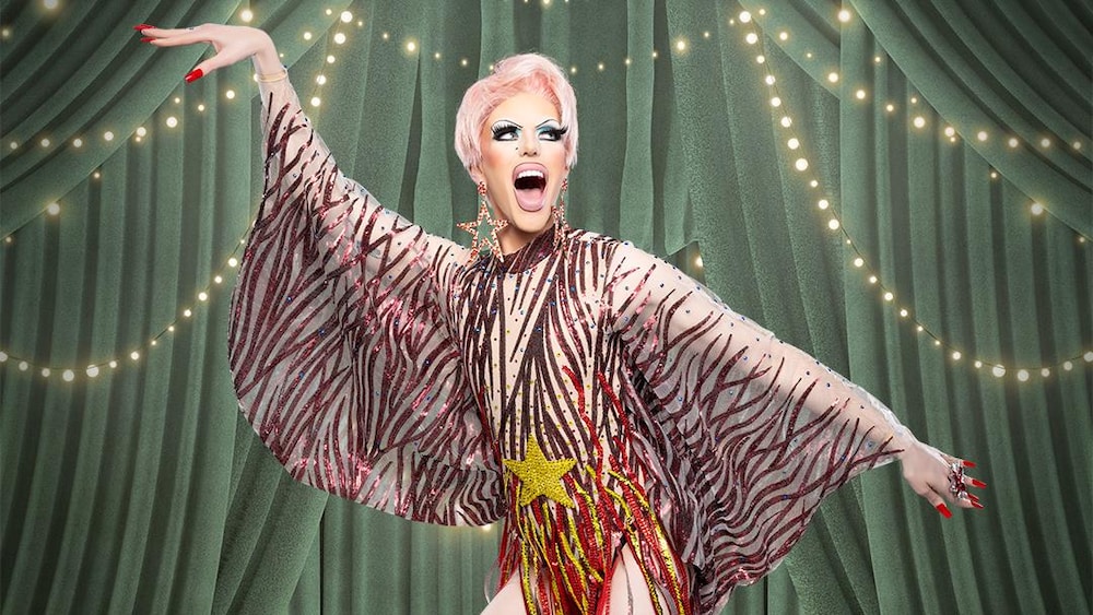 Un homme en personnage de drag-queen.