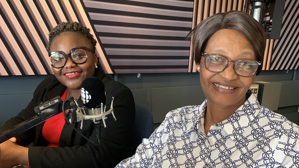 Marie Goretti Ndacayisaba (à droite) et Sandrine Djomkam (à gauche) souriantes devant leurs micros dans un studio de radio.