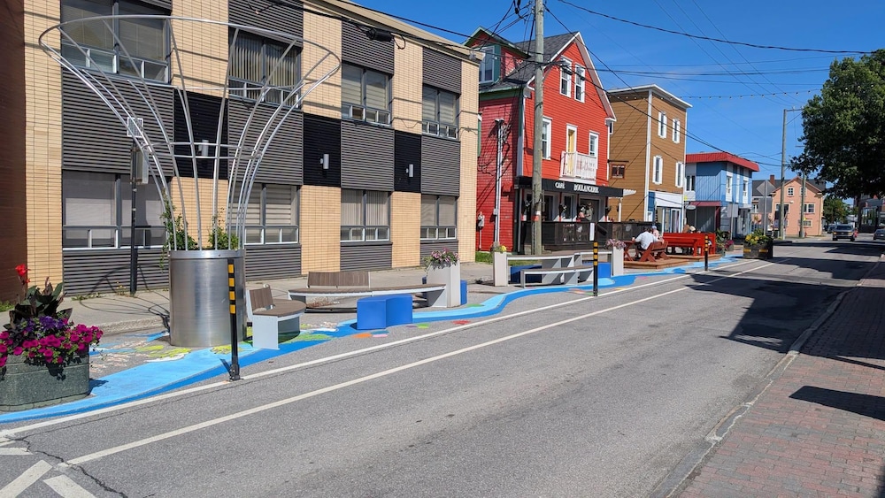 une rue décorée avec du mobilier urbain et de la peinture