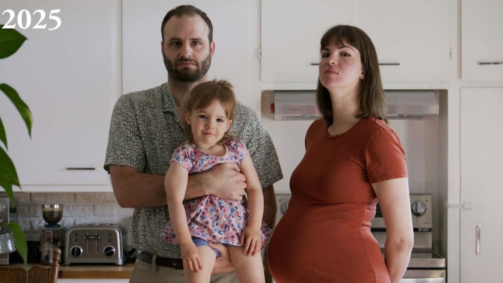 Une famille pose pour la caméra dans une cuisine de Montréal.