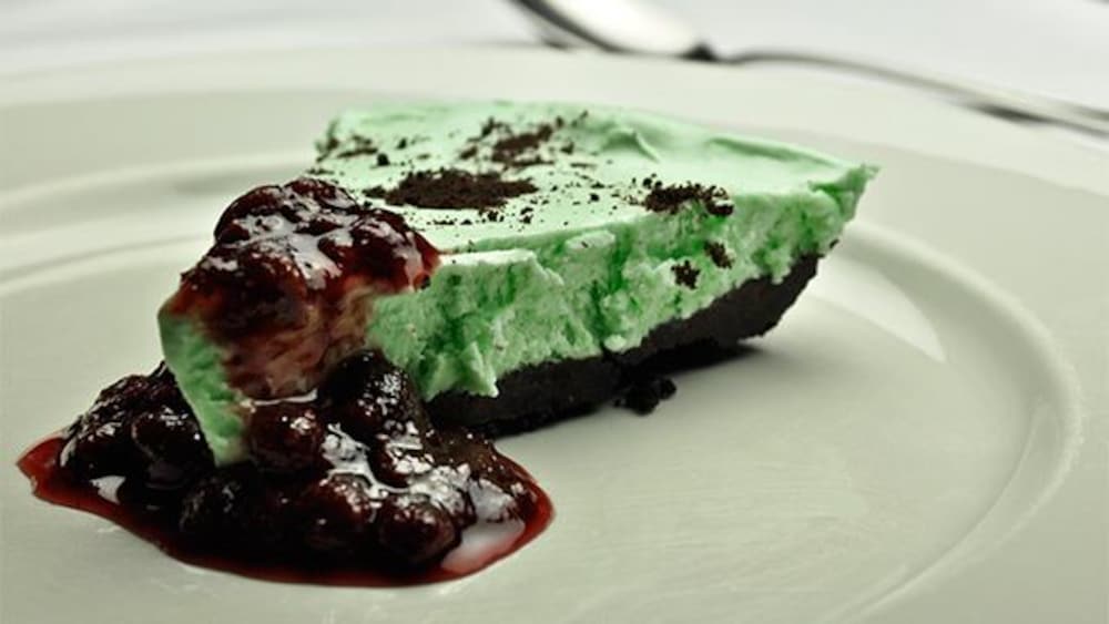 Une pointe de tarte avec de la sauce.