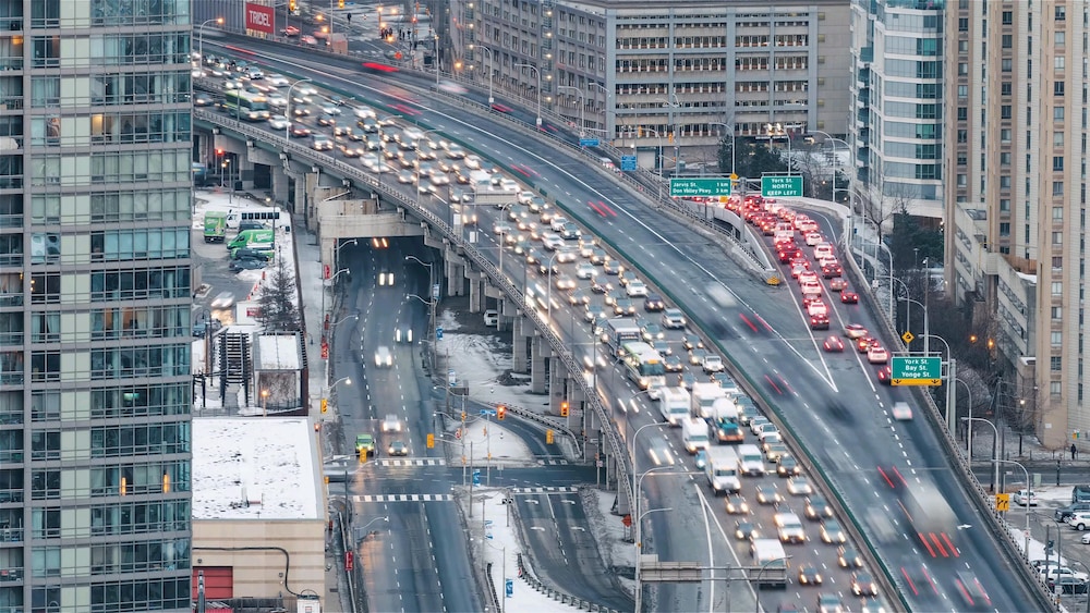Vue aérienne de l'autoroute Gardiner à Toronto, où les voitures remplissent toutes les voies à l'heure de pointe.