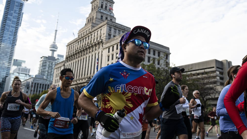 Des participants au Toronto Waterfront Marathon, le 20 octobre 2019.