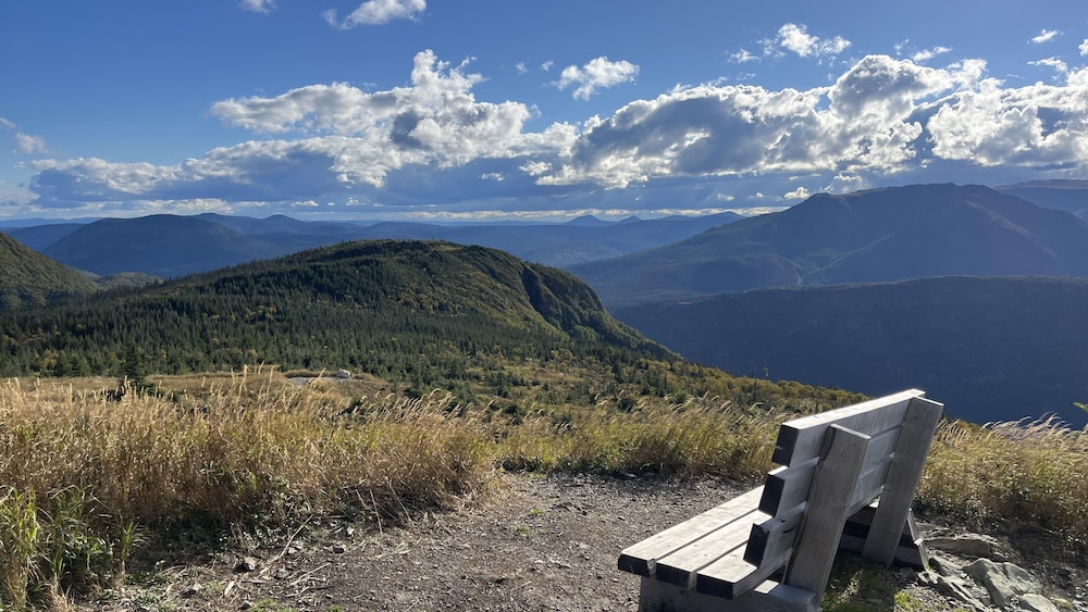 Un panorama à 360 degrés sur les montagnes de Gaspésie depuis le mont Ernest-Laforce.