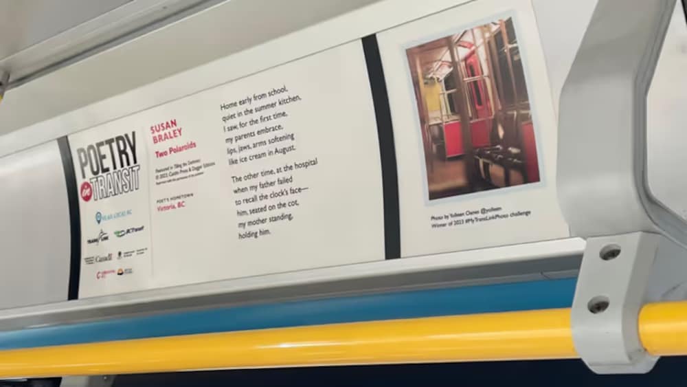Une pancarte de Poetry in Transit dans un autobus.