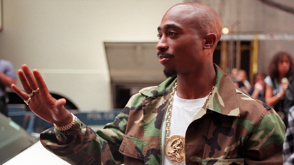 Tupac Shakur arrive au Radio City Music Hall de New York.