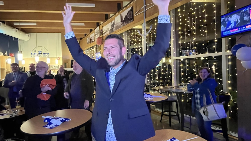 Pier-Luc Bujold célèbre sa victoire avec les militants péquistes à Paspébiac