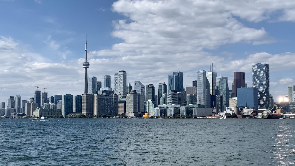 En 2024, il est maintenant difficile d’apercevoir le Centre Toronto-Dominion dans le paysage torontois. 