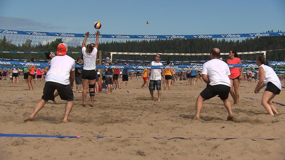 Des participants en action au tournoi Volley-soleil de Sept-Îles