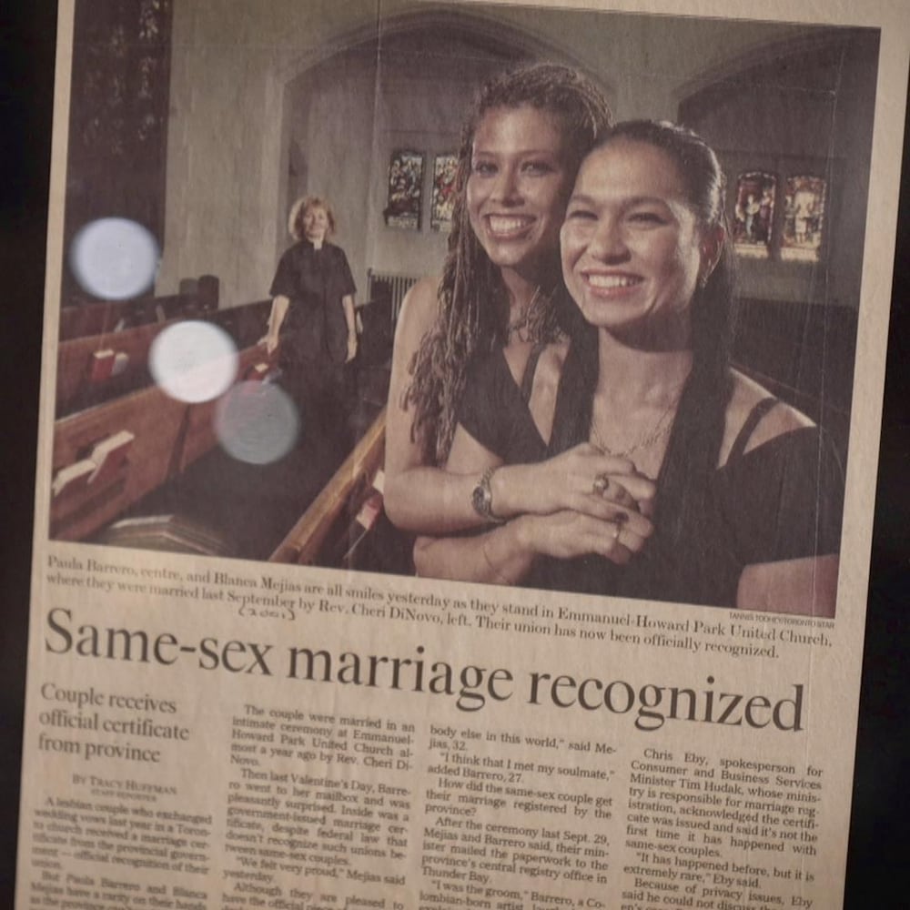 Un article du Toronto Star qui a pour titre «Mariage homosexuel reconnu» en anglais avec une photo de Paula Barrero, de Blanca Mejias et de la révérende Cheri DiNovo.
