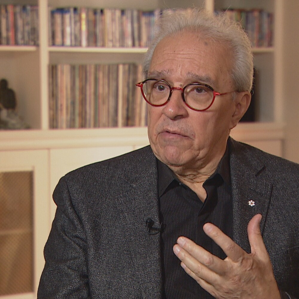 L'ancien juge Harry LaForme, dans son salon, en entrevue avec Radio-Canada.