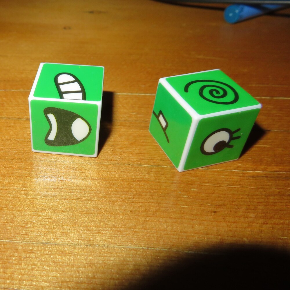 Deux blocs en plastique sur une table.