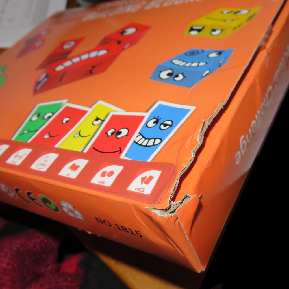 Une boîte de jeu abîmée.