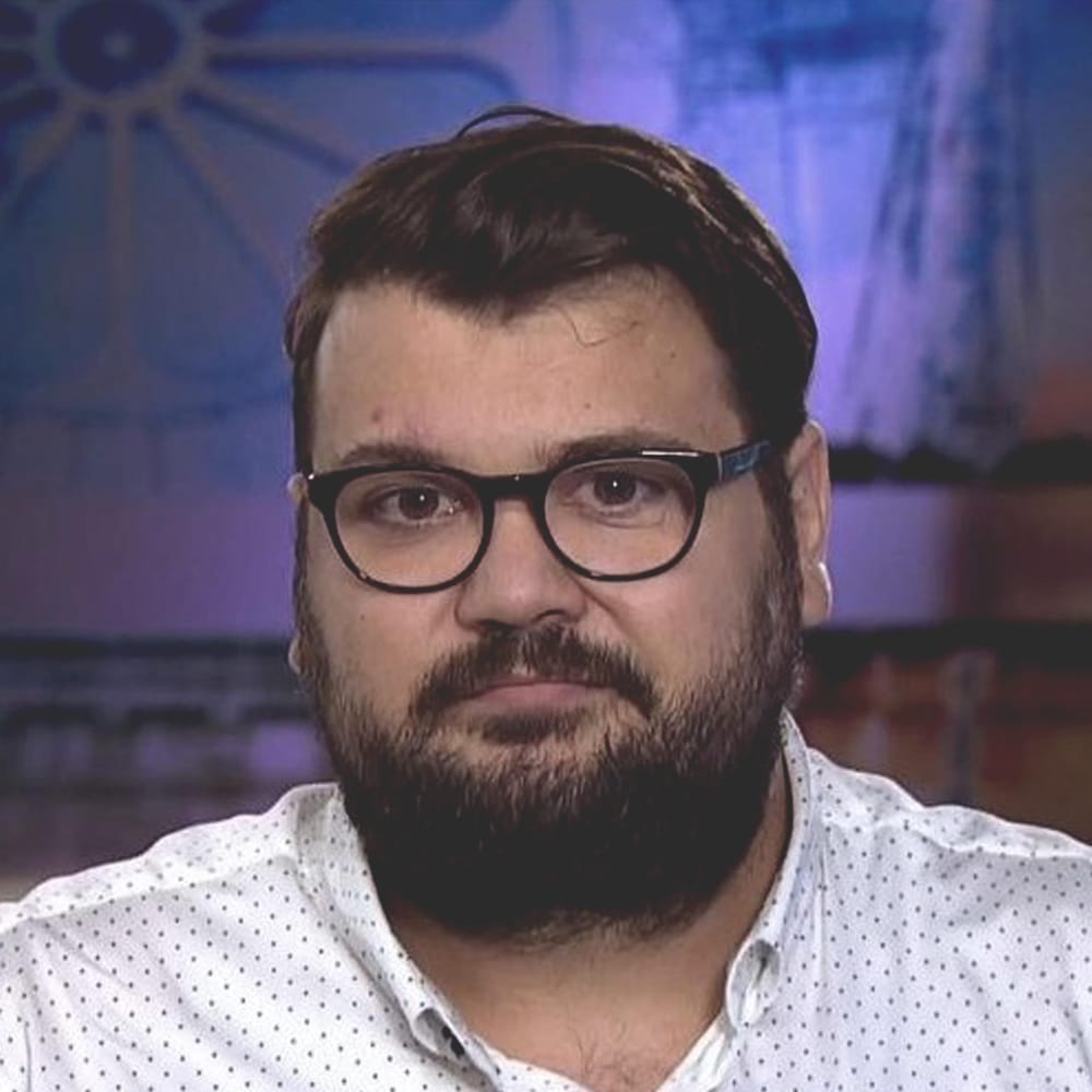 Adis Simidzija est sur un plateau télévisé de Radio-Canada.