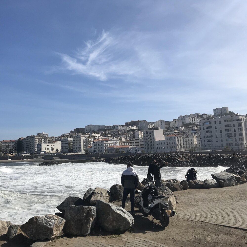 Les vagues de la mer se brisent dans la baie d'Alger.