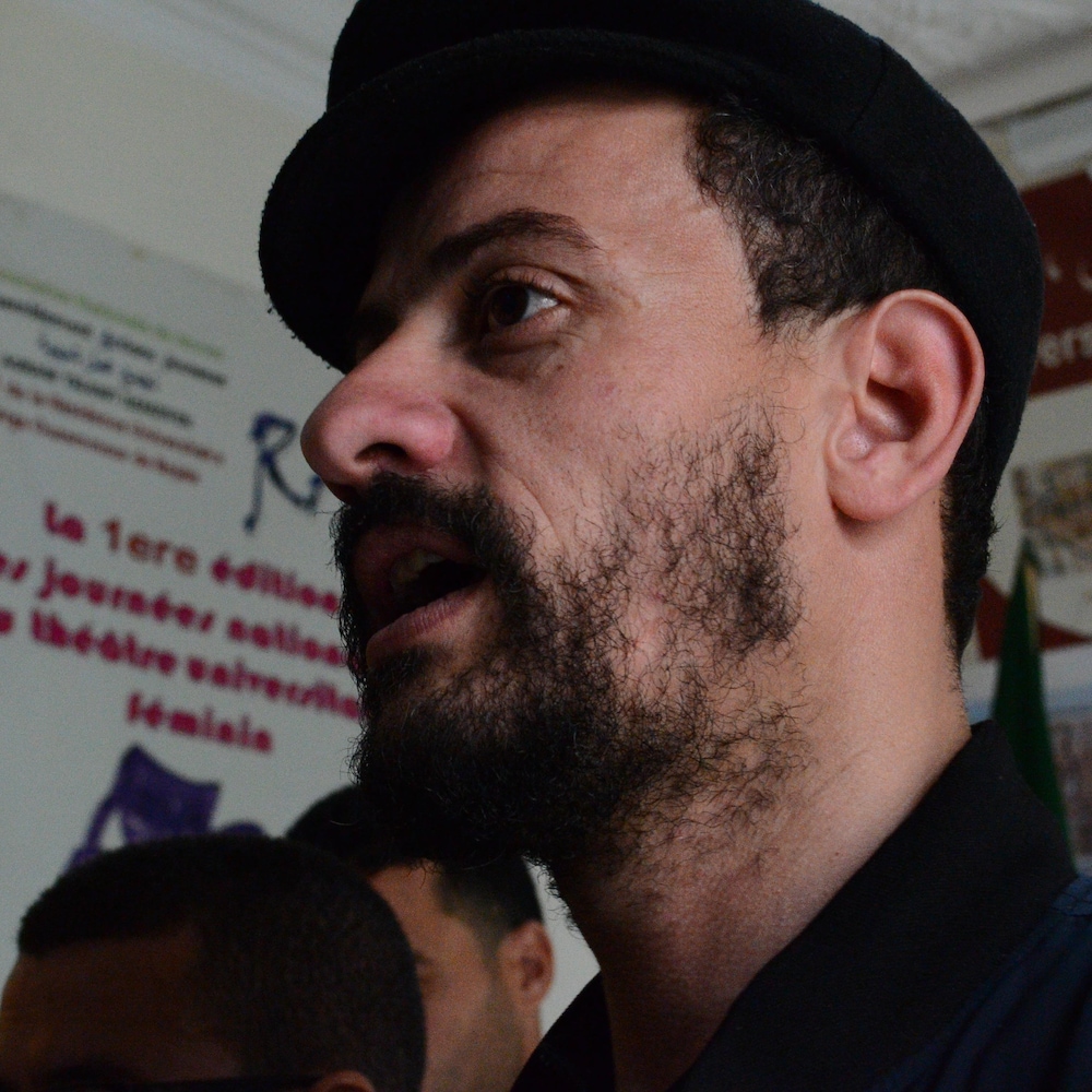 Djalal Mokrani parle avec d’autres activistes du Rassemblement action jeunesse à Alger en mars 2020.