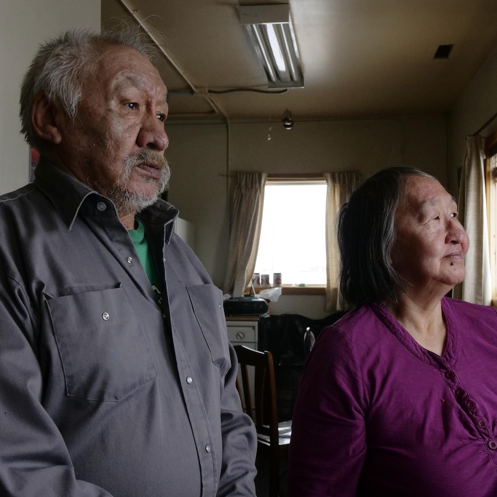  Allie et Susan Salluviniq dans leur maison, à Resolute Bay, en juin 2022, au Nord du Nunavut.