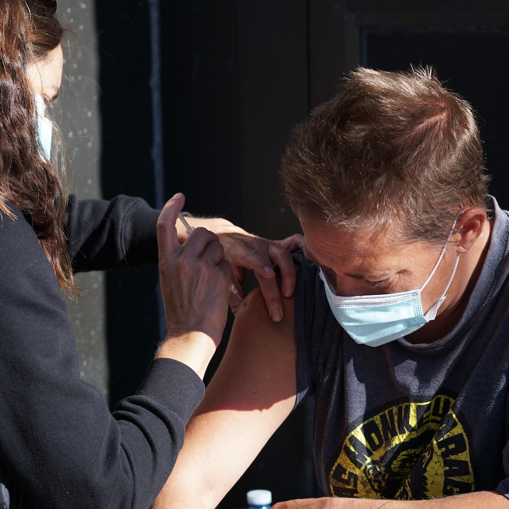 Une presonne se fait injecter une dose du vaccin contre la COVID-19