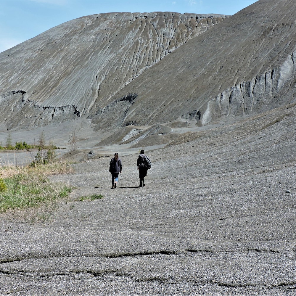 Deux marcheurs au pied des haldes.