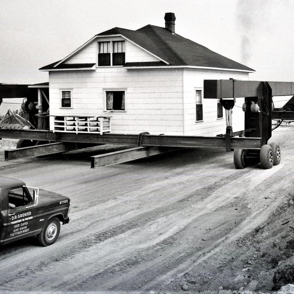 Photo N+B du déménagement d'une maison + camion.