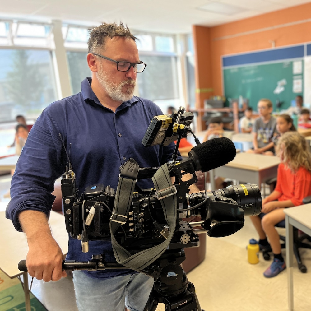 Patrick André Perron manipule la caméra dans la classe de 6e année.