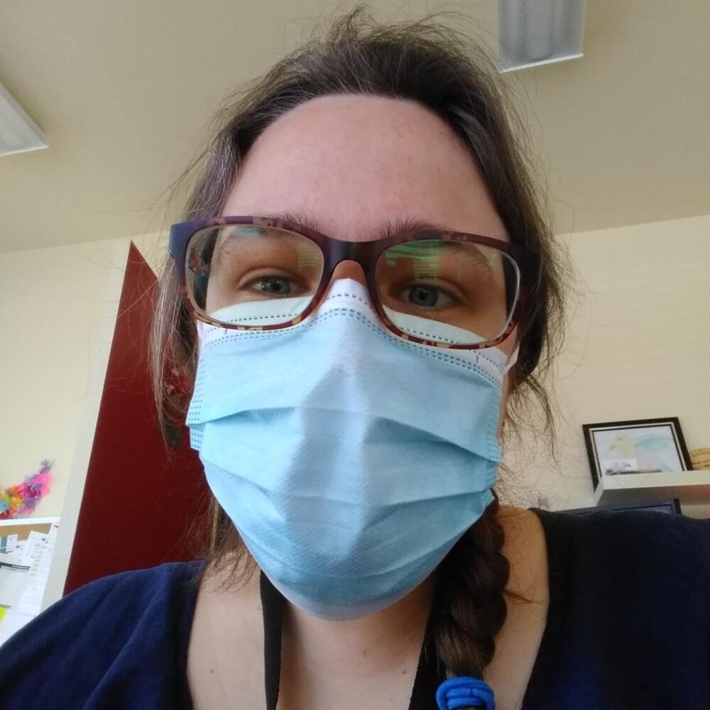 Anne-Marie Gallant portant un masque chirurgical. 