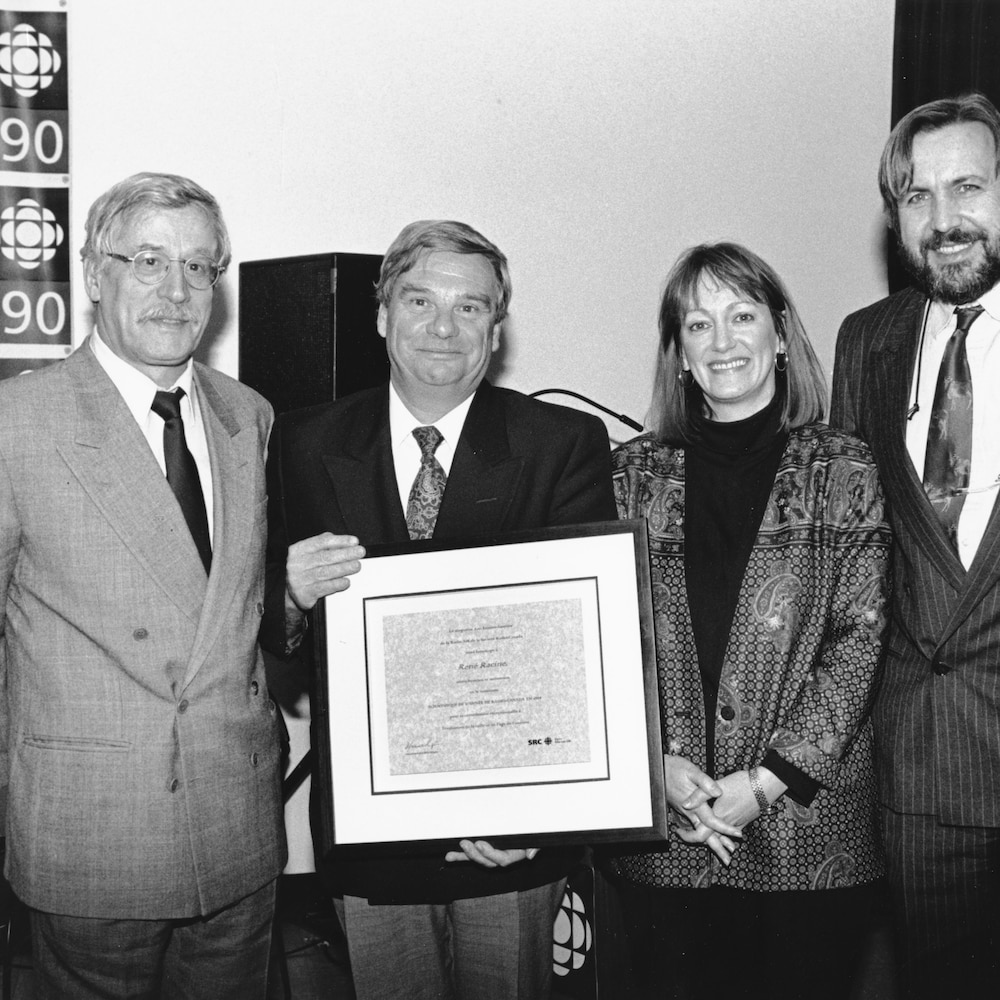photo de groupe avec Louis MartinRené Racine qui tient une plaque commémorative, Joane Arcand et Yanick Villedieu.