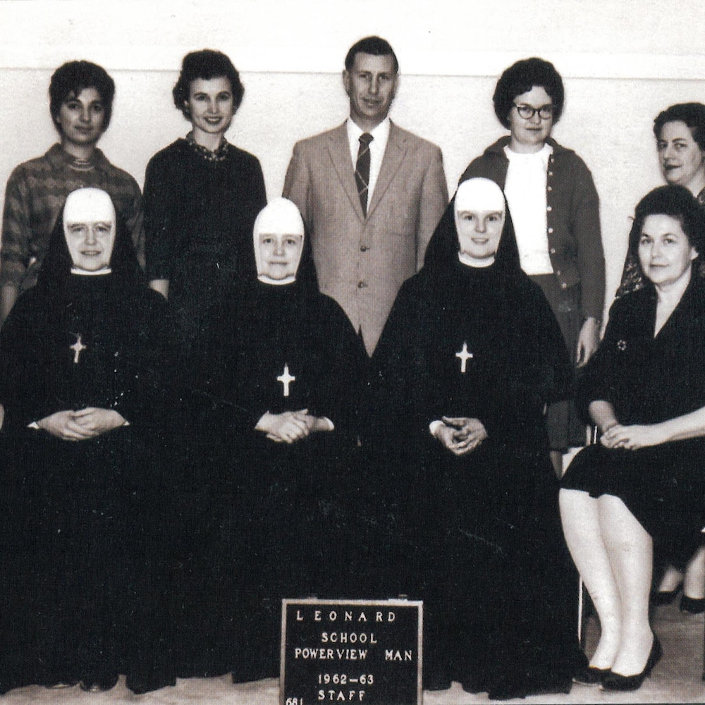 Une photo du personnel enseignant d'une école catholique en 1962.