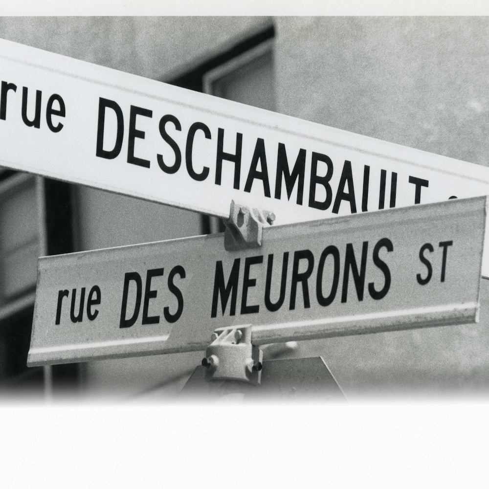 Les panneaux des rues Deschambault et des Meurons.