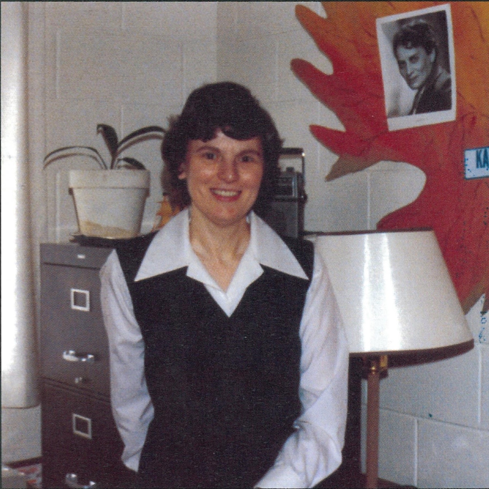 Annette souriante dans son bureau.