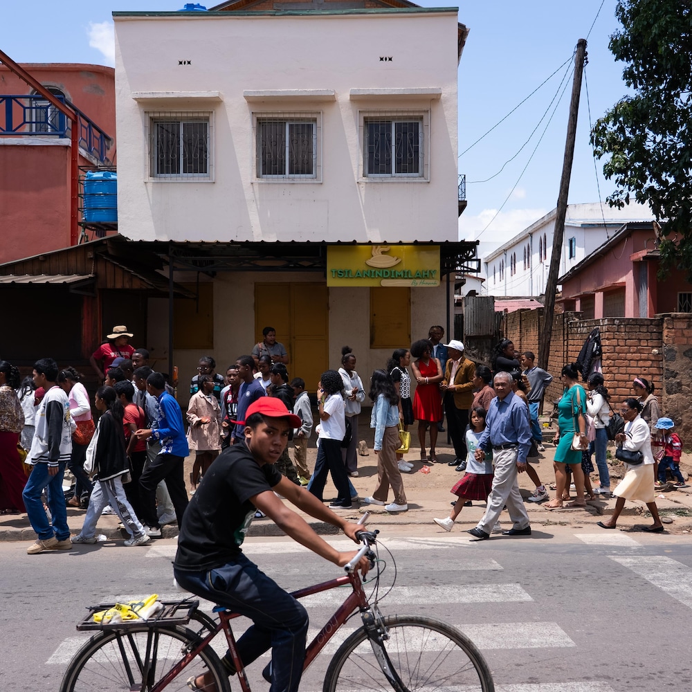 Scène de rue dans la capitale Antananarivo.