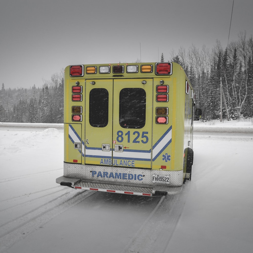 L'arrière d'une ambulance.
