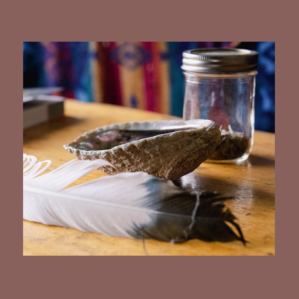 Des artefacts autochtones sur une table dans la maison de John Fingland, dans le hameau de Champagne, au Yukon, en août 2026.