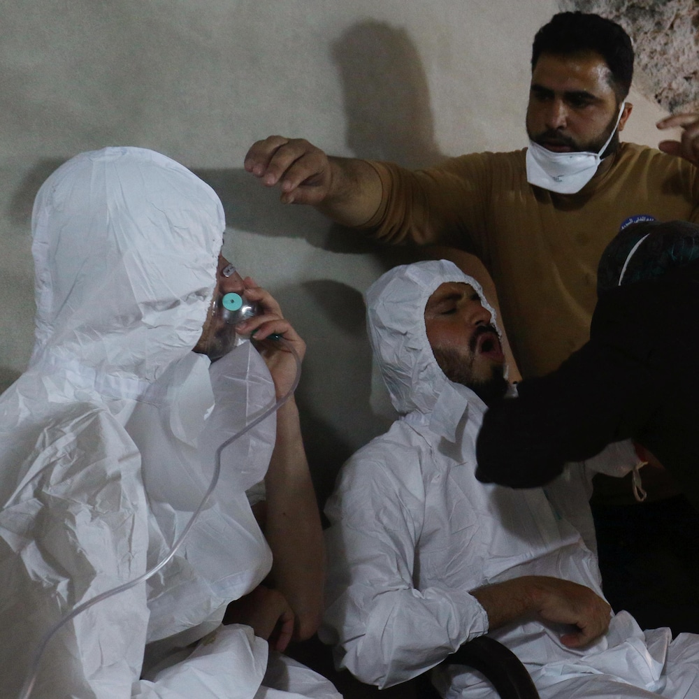 Un homme souffle dans un masque à oxygène pendant qu'une autre personne reçoit des traitements à la suite de ce qui a été décrit comme attaque au gaz dans la ville de Khan Sheikhoun, en Syrie, le 4 avril 2017.