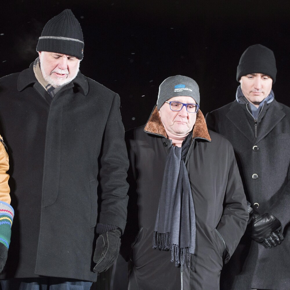 Le premier ministre du Québec, Philippe Couillard, le premier ministre du Canada, Justin Trudeau, le maire de Québec, Régis Labeaume, et la mairesse de Montréal, Valérie Plante