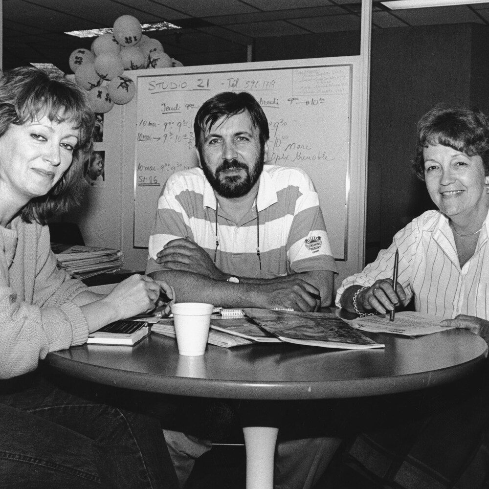 Joane Arcand, Yanick Villedieu et Louise Paquin sont assis à une table ronde et regarde la caméra.
