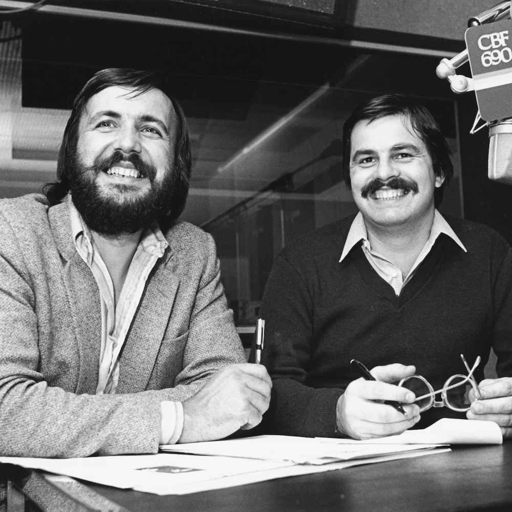 Yanick Villedieu et Jean-Marc Carpentier derrière un micro avec inscription CBF 690