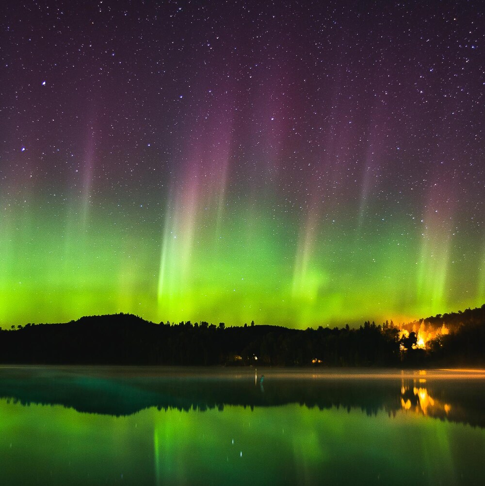 Des aurores boréales au-dessus d'un lac.