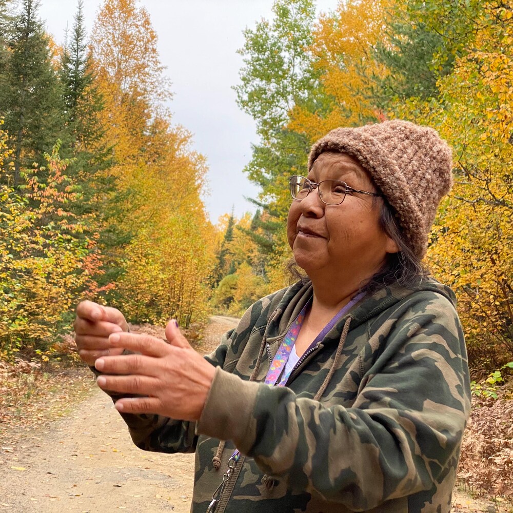 Lisa Thomas, une Anichinabée qui vit sur son territoire ancestral, montre les techniques de piégeage.