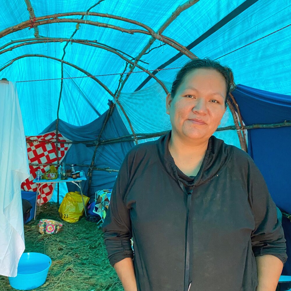 Shannon Chief s'est installée, le temps de la chasse sportive, dans ce wigwam, une tente traditionnelle anishinabée, le long de la 117 qui traverse la réserve faunique La Vérendrye.